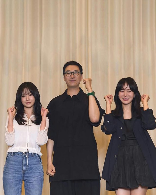 Son Ye-jin Netflix Varietygroup' 'fists' 'smile' 'curtain.