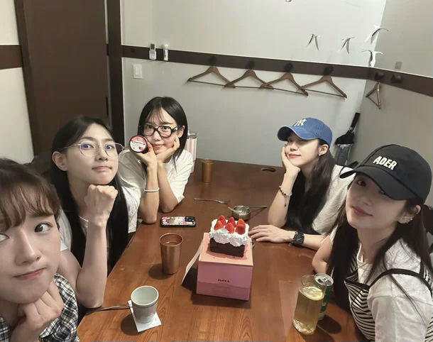 Son Na-eun Apink feud rumorsgroup' 'friends' 'cake' 'indoor.