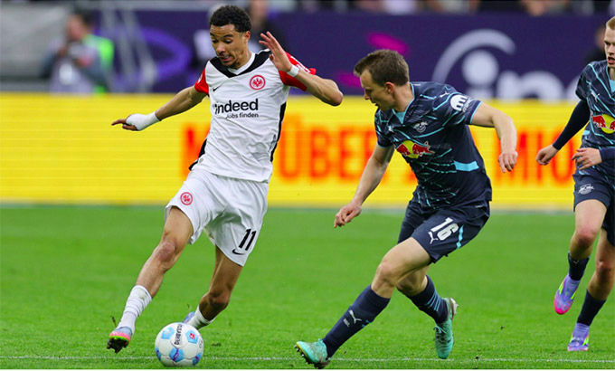 Hugo Ekitike Liverpoolsoccer' 'match' 'athletes' 'field' 'ball.