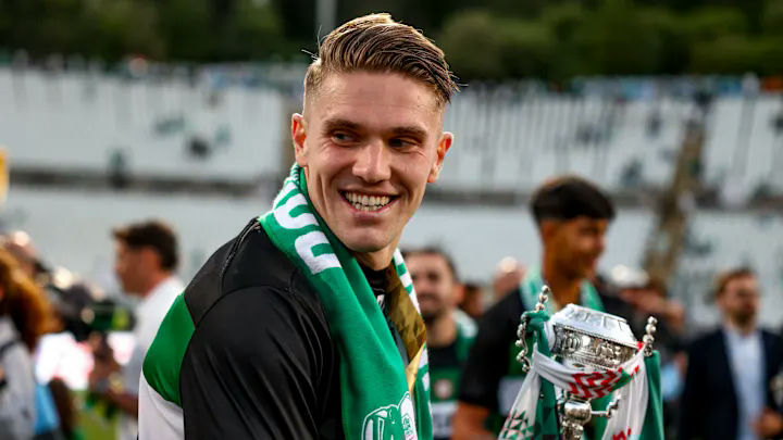 Gyökeres rejected Manchester Unitedsoccerplayer' 'trophy' 'smile' 'scarf.