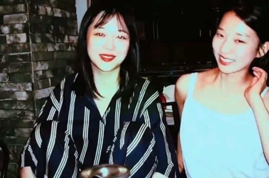 Sulli tribute Kim Sun Ahtwopeople' 'smiling' 'indoors' 'stripes.