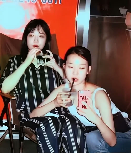 Sulli tribute Kim Sun Ahwomen' 'drinks' 'stripes' 'phone.