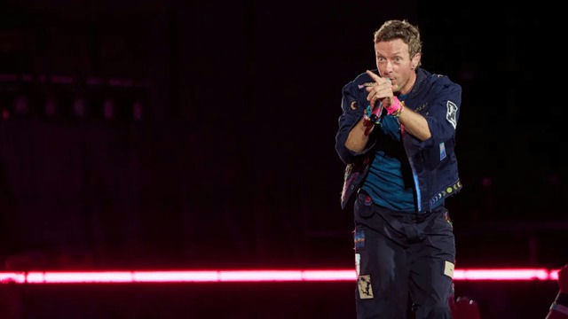 Coldplay kiss cam office affair' 'hris' 'artin' '' 'inger' '' 'oncert' '' 'erforming.