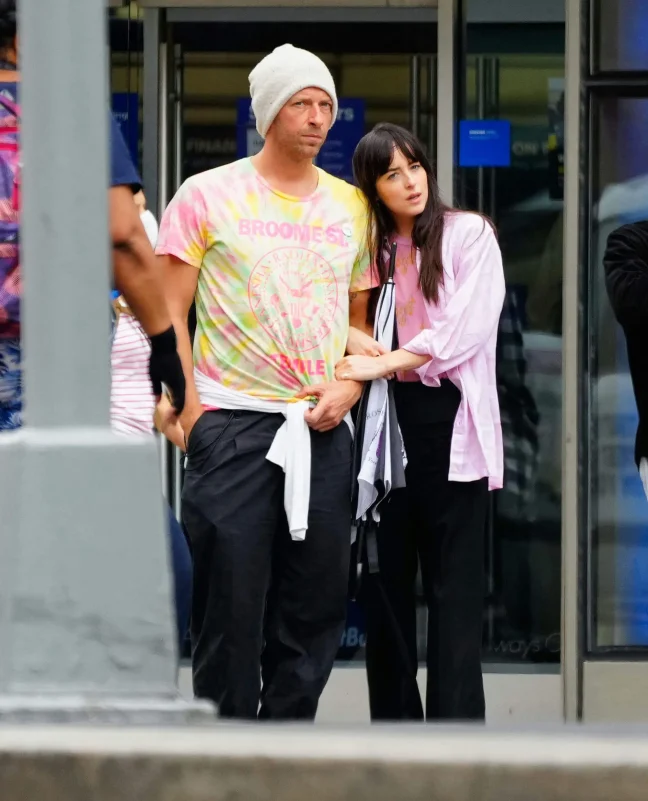 Coldplay kiss cam office affaircouple' 'casual' 'outdoors' 'fashion.