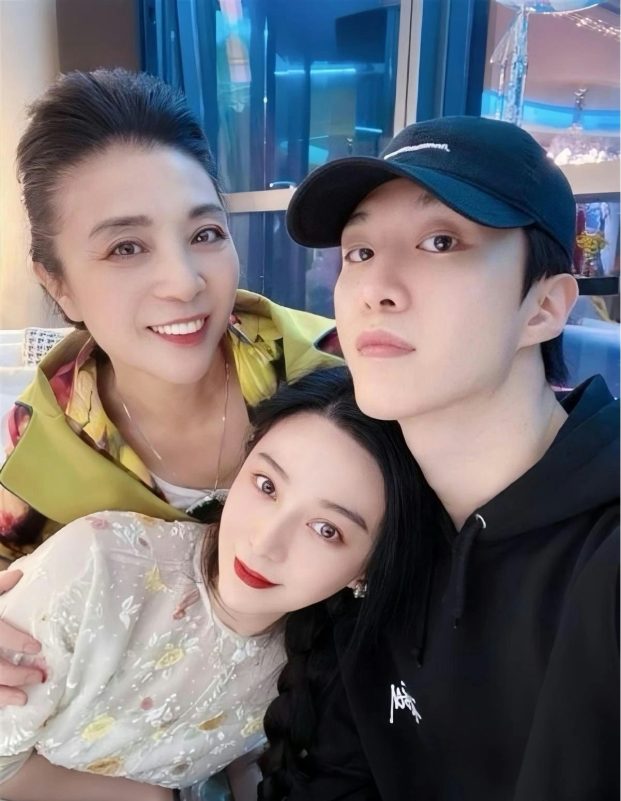 Fan Bingbing Sammo Hung child rumorgroup' 'selfie' 'smile' 'indoor.