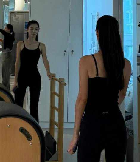 Park Soo-jin rare updatewoman' 'fitness' 'mirror' 'blackleggings.