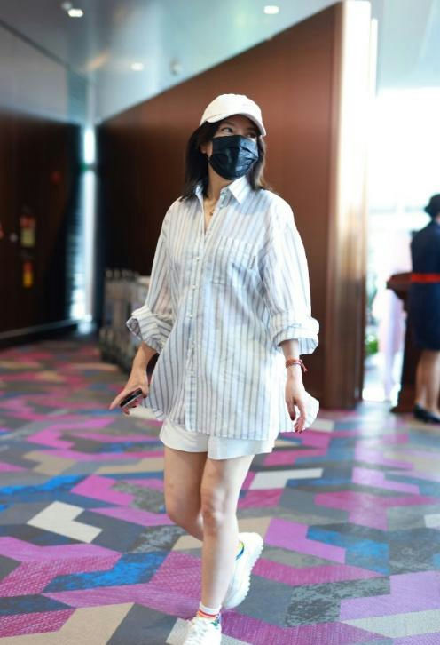 Zhao Wei daughter airport appearancewoman' 'mask' 'striped' 'hirt' 'shorts.