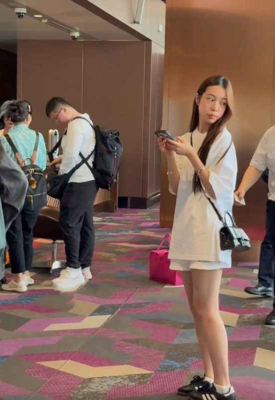 Zhao Wei daughter airport appearancewoman' 'phone' 'casual' 'lobby.