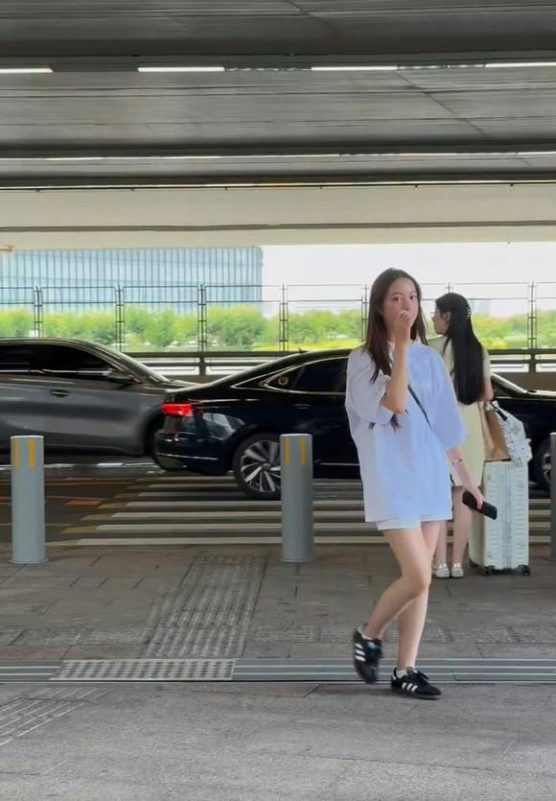 Zhao Wei daughter airport appearancewoman' 'crosswalk' 'airport' 'cars.