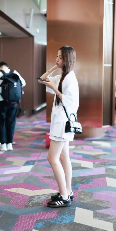 Zhao Wei daughter airport appearancewoman' 'shorts' 'handbag' 'sneakers.