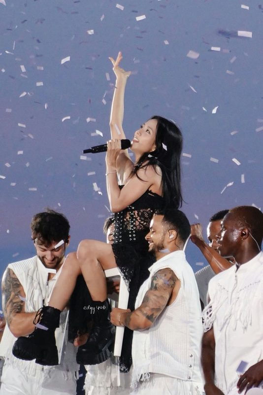 Jisoo twerking Toronto concertsinger' 'performance' 'confetti' 'crowd.