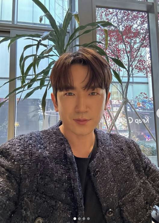 Lee Min-woo marriage announcementman' 'indoors' 'jacket' 'plants.