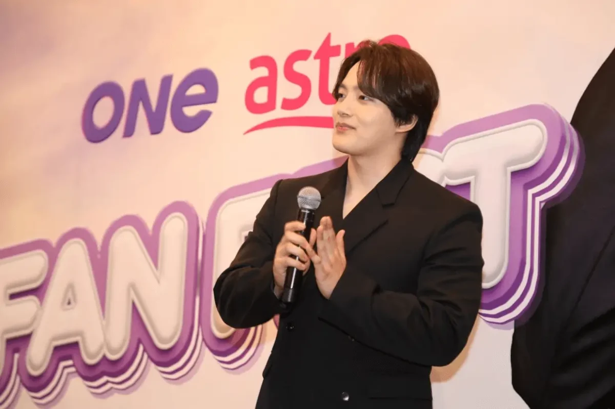 Yeo Jin Goo career declineman' 'suit' 'microphone' 'fanmeet.