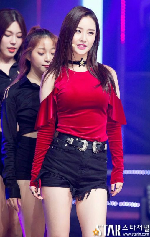 Dal Shabet's Woo-hee ' 'pop' '' 'ed' 'op' '' 'lack' 'horts' '' 'tar' 'hoker.