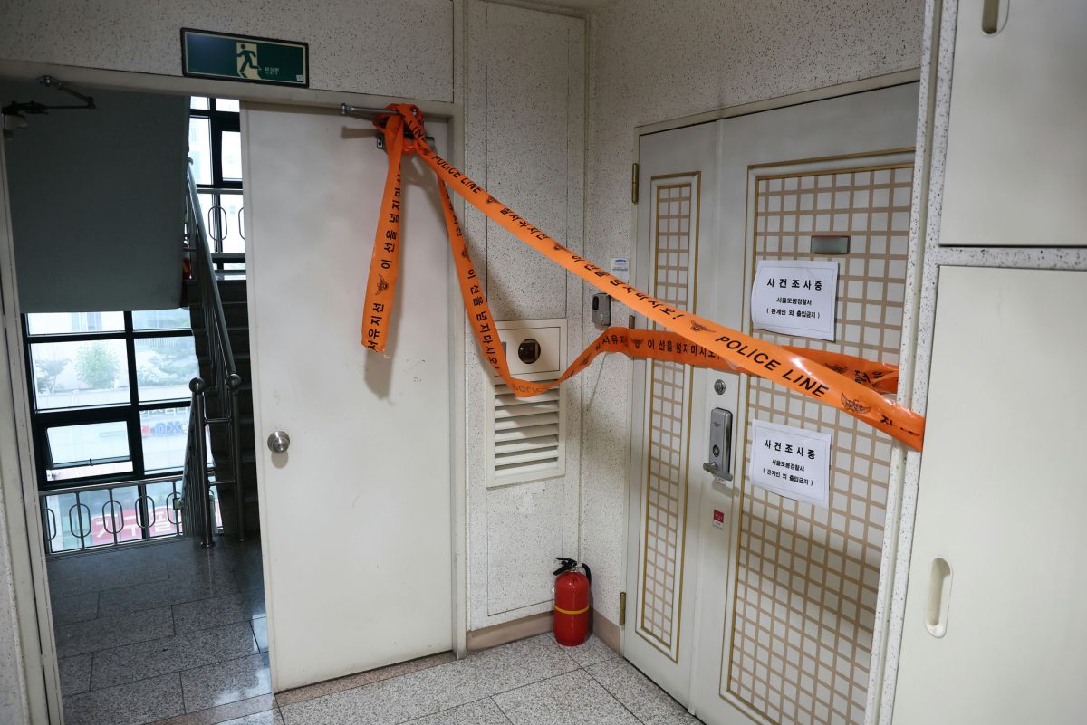 Incheon shooting delayed police responsecrime' 'scene' 'tape' 'indoor' 'stairs.