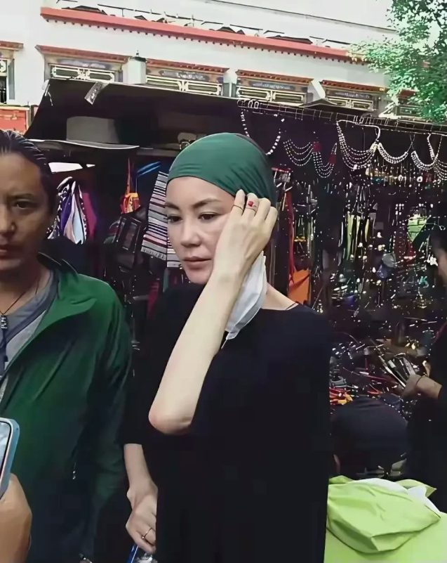 Snehal and Jyoti Babani lifestylewoman' 'headscarf' 'jewelry' 'market.
