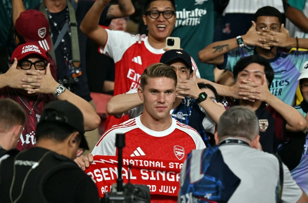 Viktor Gyökeres Arsenal transfersoccer' '' 'rsenal' 'fans' 'stadium.