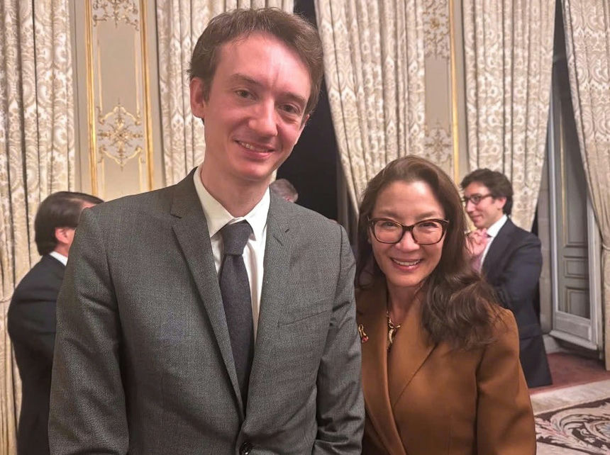 Michelle Yeoh Lisa Frédéric Arnault' 'ichelle' 'eoh' '' 'an' 'uit' '' 'ndoor' '' 'miling.