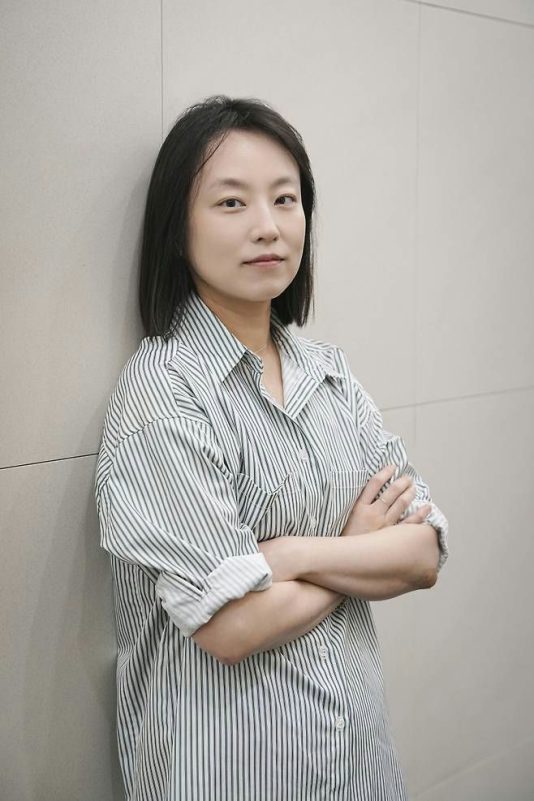 S-Line Wavve drama interviewwoman' 'striped' 'hirt' 'arms' 'rossed' 'short' 'air.