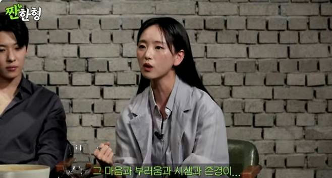Won Jin-ah stage greetingindoor' 'conversation' 'brickwall' 'people.