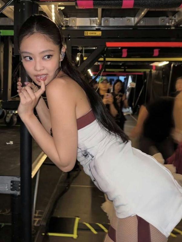 Jennie low-rise pants Toronto' 'ennie' 'ponytail' 'white' 'ress' 'backstage.