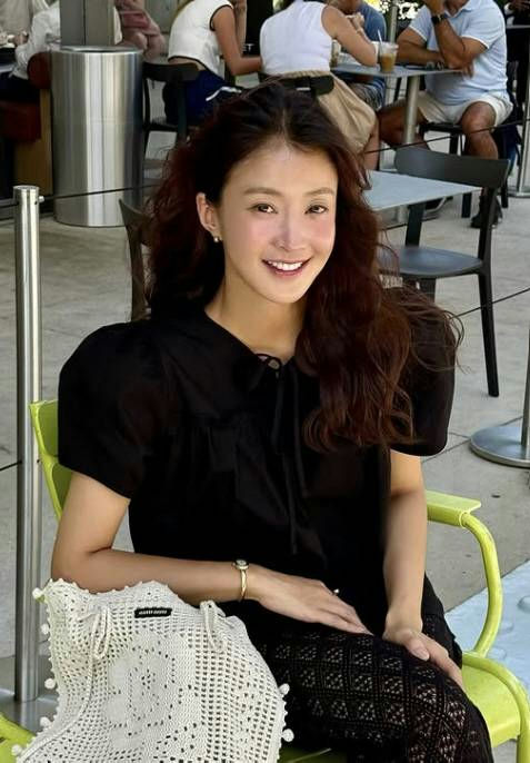 Lee Si-young alcohol controversywoman' 'smiling' 'black' 'hirt' 'crochet' 'ag.