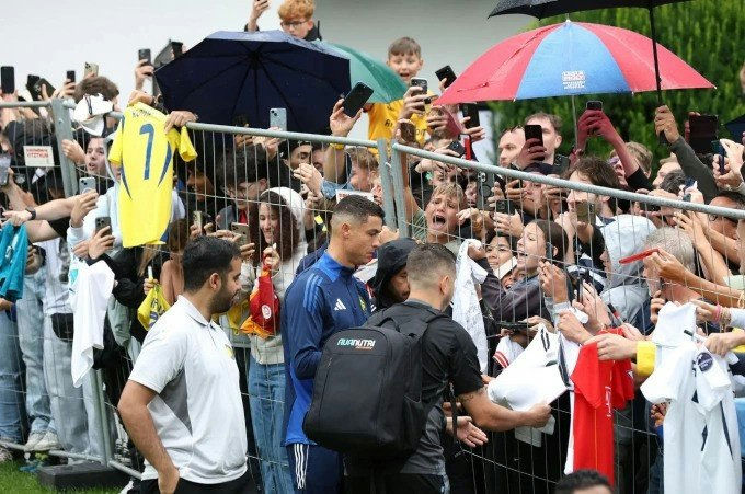 Cristiano Ronaldo fan harassment Austria' 'ristiano' 'onaldo' '' 'ans' '' 'utographs' '' 'mbrellas.