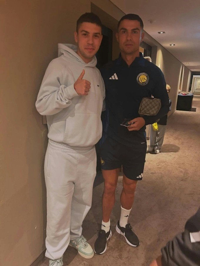 Cristiano Ronaldo fan harassment Austriaselfie' '' 'onaldo' 'fan' 'thumbsup.