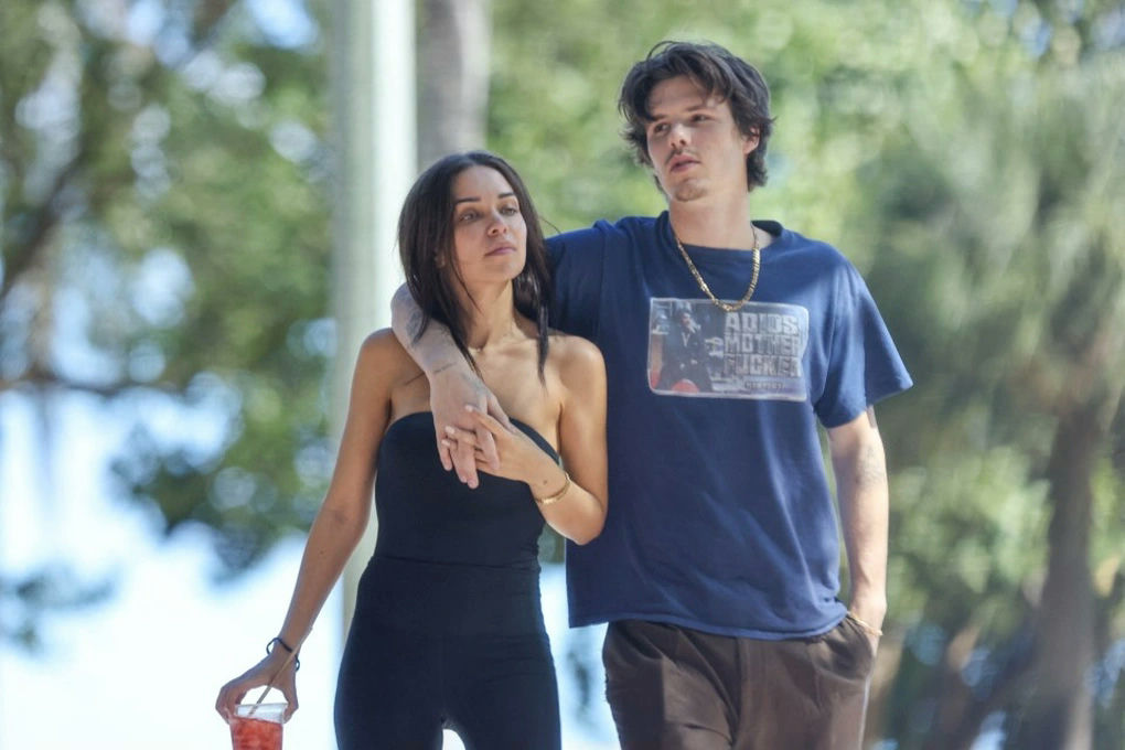 Beckham family feud Cruz Brooklyncouple' 'outdoors' 'embracing' 'casual.