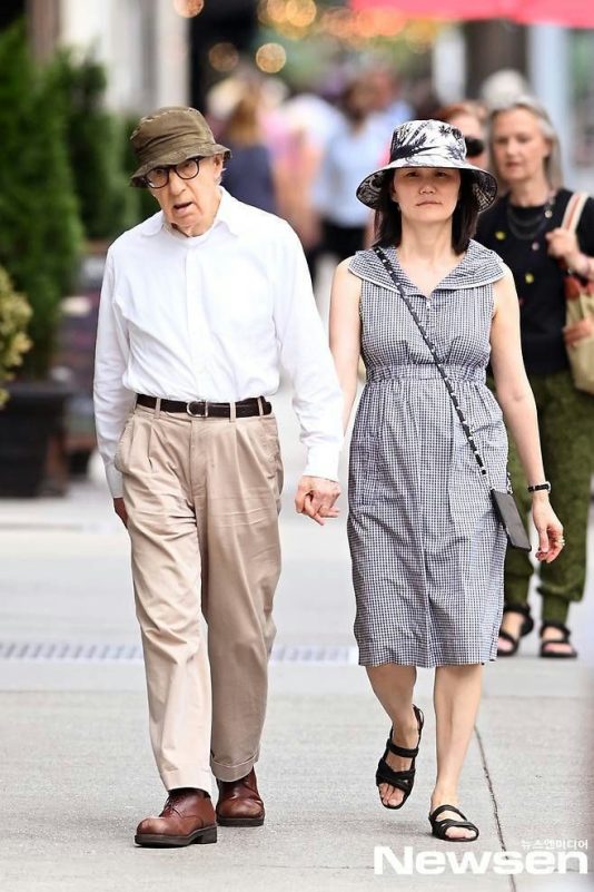 Woody Allen Soon-Yi relationship scandal' 'oody' 'llen' '' 'ouple' '' 'alking' '' 'ats.