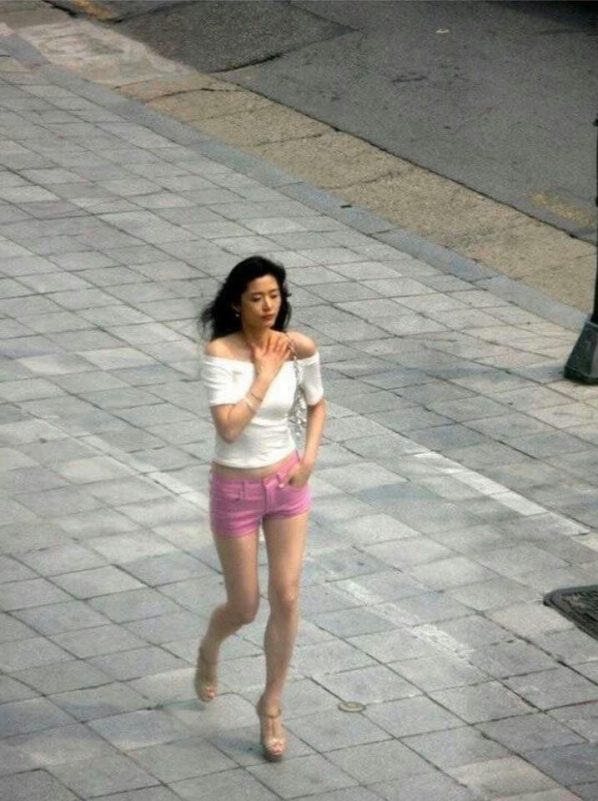 Y2K fashion Jeon Ji Hyun Angelababywoman' 'shorts' 'street' 'walking.
