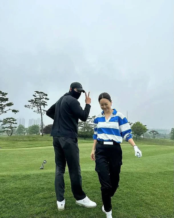 Kim Tae-hee Lee Seo-hyun golfgolf' 'couple' 'casual' 'gloves.
