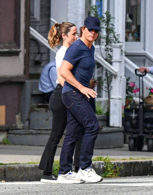 Tom Cruise Ana de Armas relationship' 'om' 'ruise' '' 'na' 'e' 'rmas' '' 'rosswalk' '' 'avy' 'lue.