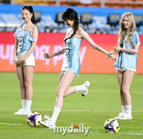 jang wonyoung kickoff outfit