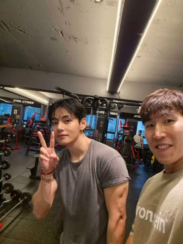 BTS V gym photosselfie' 'gym' 'peace' 'ign' 'fitness.