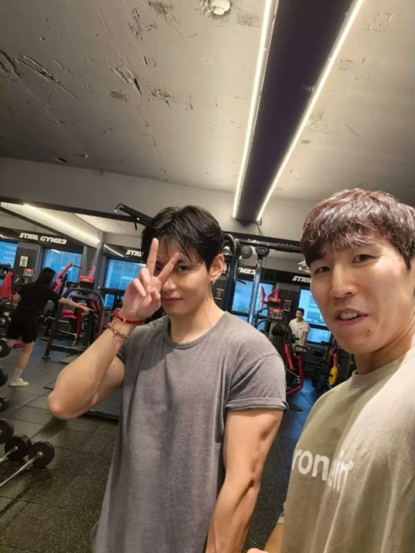 BTS V gym photosgym' 'selfie' 'fitness' '' 'orean.