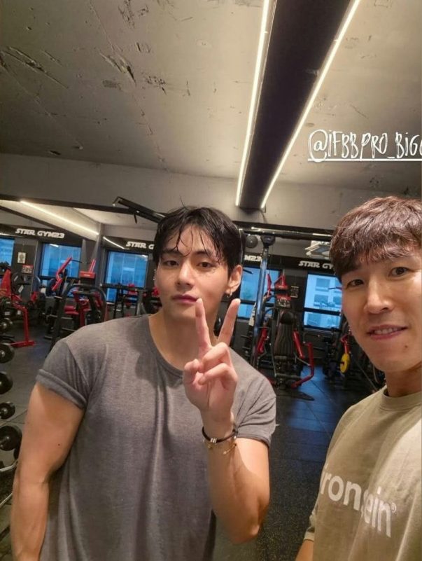 BTS V gym photosselfie' 'gym' 'men' 'peace_sign.