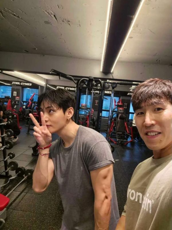 BTS V gym photosgym' 'selfie' 'peace' 'ign' '' 'orean.