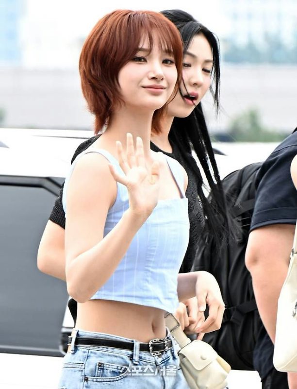 Sasha airport fashionwoman' 'waving' 'crop' 'op' 'jeans.