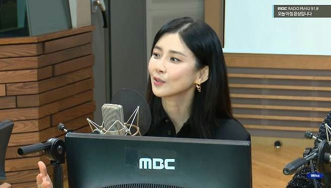Lee Bo-young assisted dyingwoman' 'microphone' 'studio' '' '' '' '.