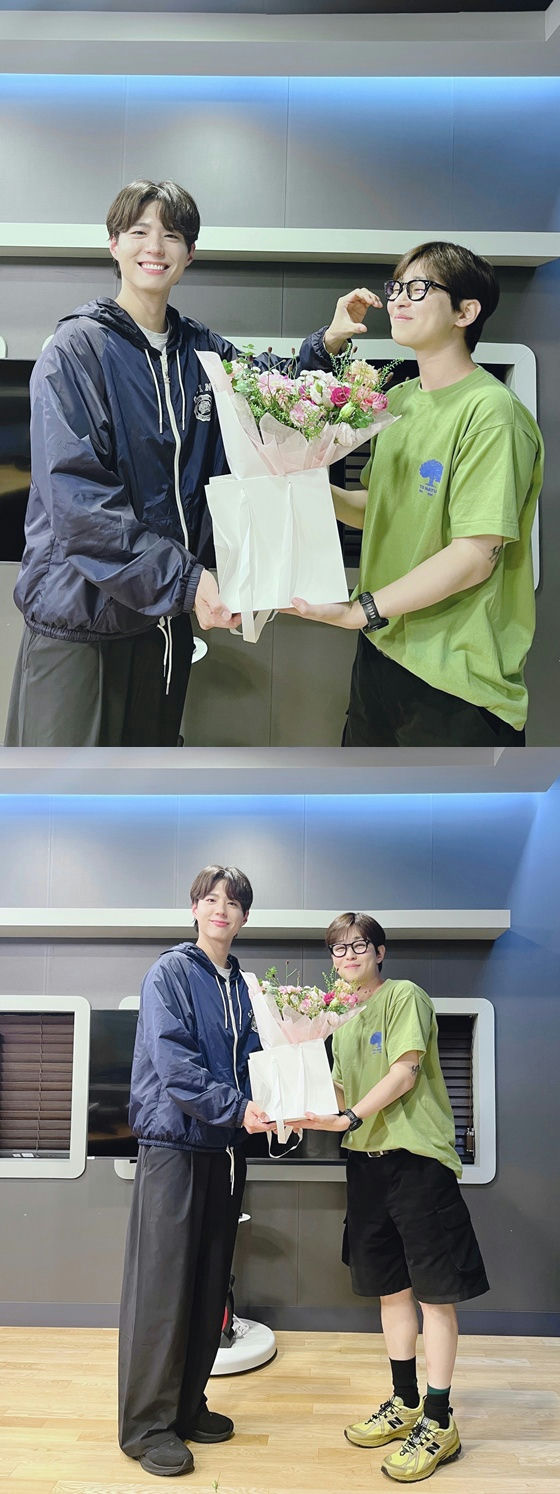 Park Bo-gum Music Hightwo' 'eople' 'flowers' 'indoor' 'studio.