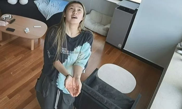 Leejung I Live Alone appearancewoman' 'livingroom' 'openhands' 'lookingup.