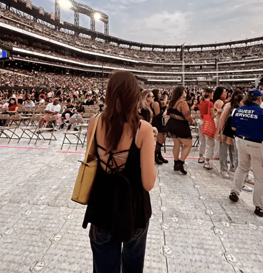 Gong Hyo Jin Rosé New Yorkpeople' 'arena' 'concert' 'crowd' 'attendees.