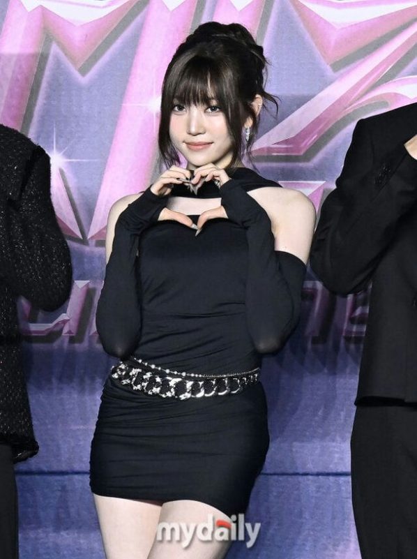 Youngseo ALLDAY PROJECT elite backgroundpeople' 'heart' 'bangs' 'dress' 'chain' '.