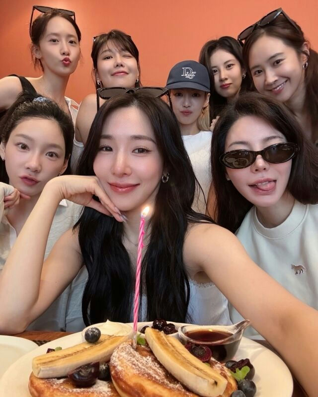 Girls' Generation reunionpeople' '' 'ight' 'birthday' 'pancakes' 'candle' 'friends.