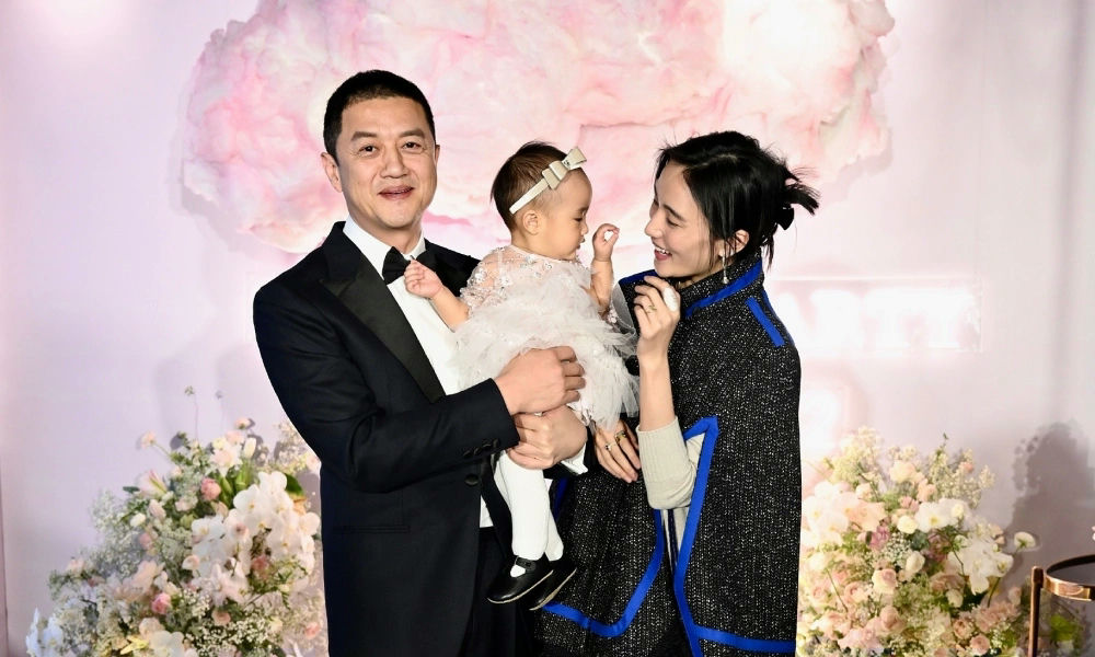 Li Yapeng wife financial crisispeople' 'family' 'formalwear' 'flowers' 'baby' '.