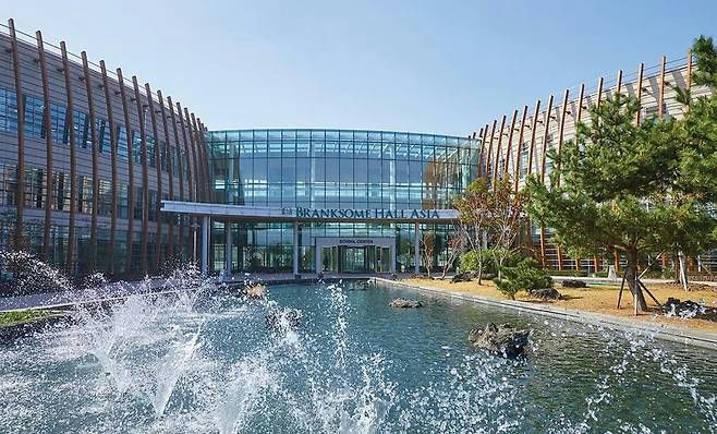 Youngseo Branksome Hall Asiapeople' '' '' 'building' 'fountain' 'facade' 'exterior.