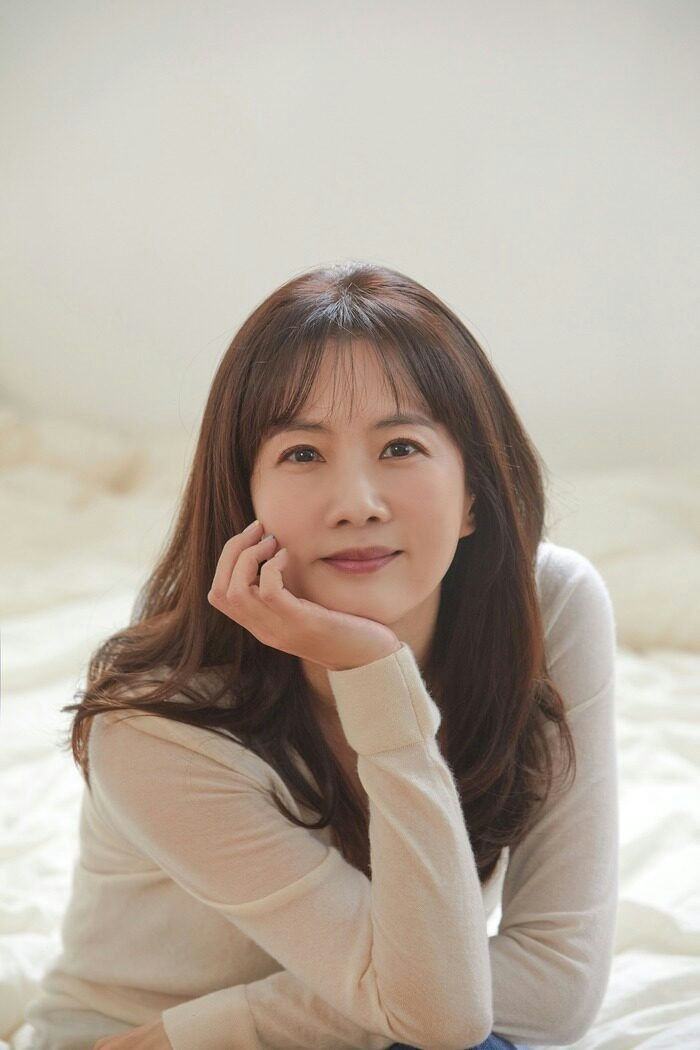 Park So-hyun dating advicepeople' 'woman' 'portrait' 'indoor' 'calm.