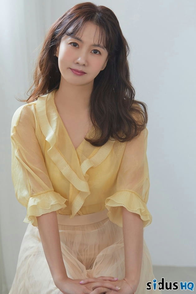 Park So-hyun dating adviceperson' 'woman' 'yellow' 'blouse' 'ruffles.