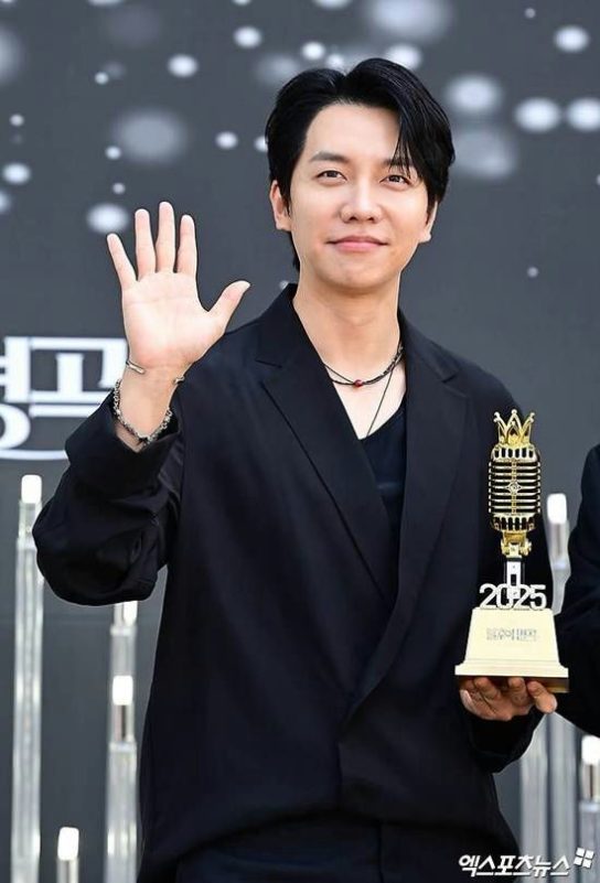 Lee Seung-gi music comebackman' 'award' 'waving' 'black' 'blazer.
